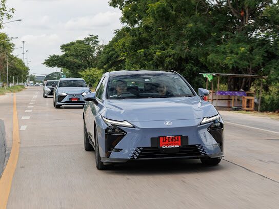 รีวิวลองขับ Lexus ES 350e ไฮบริด ซีดานหรูไฟฟ้าอารมณ์สปอร์ต