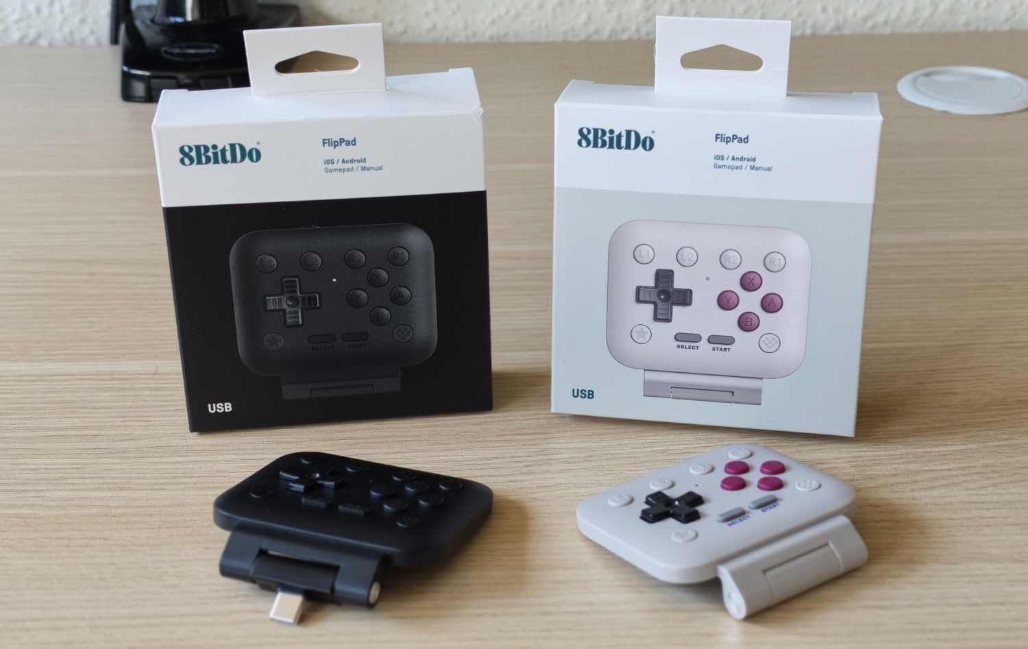 ตัวควบคุมเกมมือถือเรือธง Razer Prio vs 8BitDo FlipPad เลือกอะไรดี