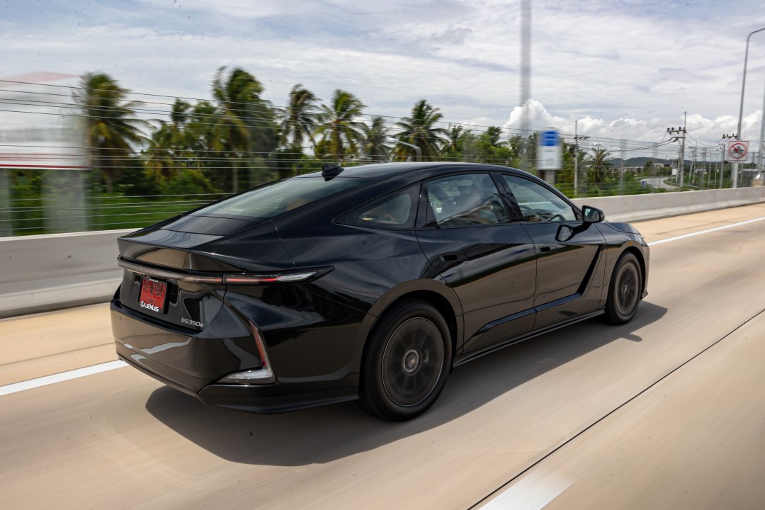 รีวิว Lexus ES 350e ไฮบริดซีดานหรูไฟฟ้า ขับสบายแต่ยังมีฟีลสปอร์ต