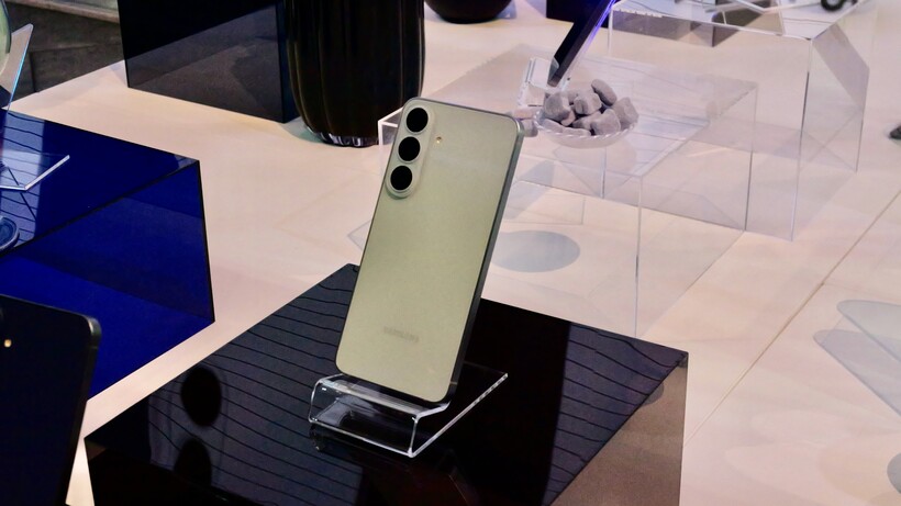 Galaxy S26 FE vs Galaxy S26 ต่างกันตรงไหนและควรเลือกตัวไหน