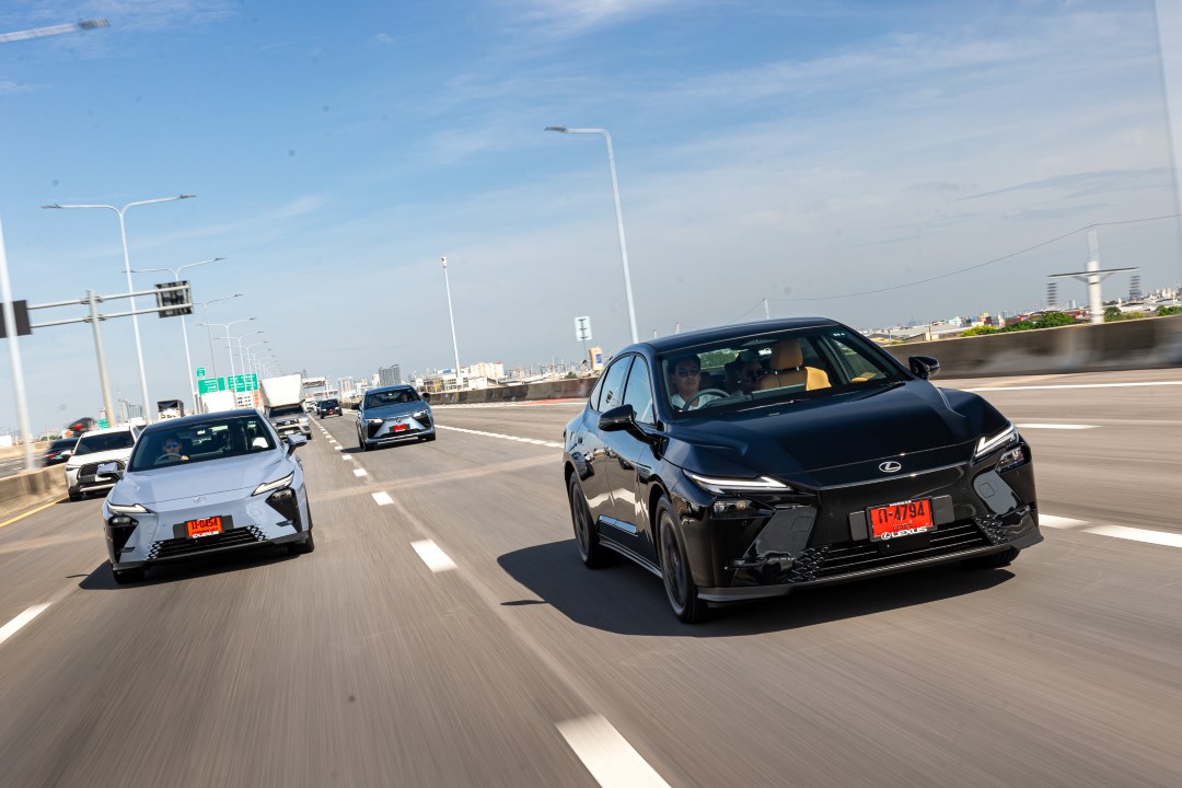รีวิว Lexus ES 350e ไฮบริดซีดานหรูไฟฟ้า ขับสบายแต่ยังมีฟีลสปอร์ต