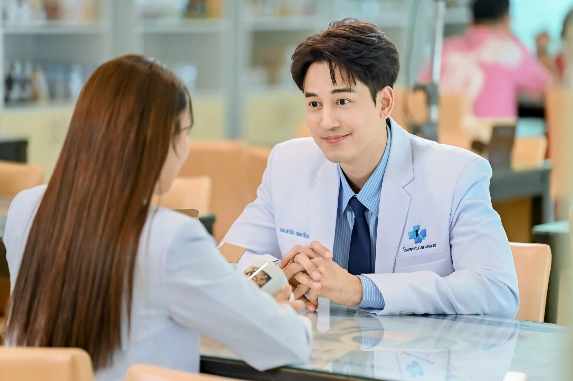 จิตแพทย์ซึมเศร้าและหมอหนุ่มปฏิบัติการครั้งแรกในซีรีส์คลินิก Fix ใจ