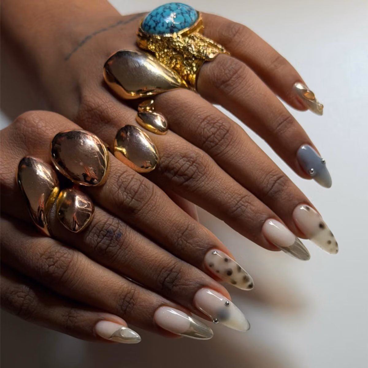 เล็บ Bedazzled เล็บประดับคริสตัลที่กลายเป็นสเตตเมนต์สาย Maximalist