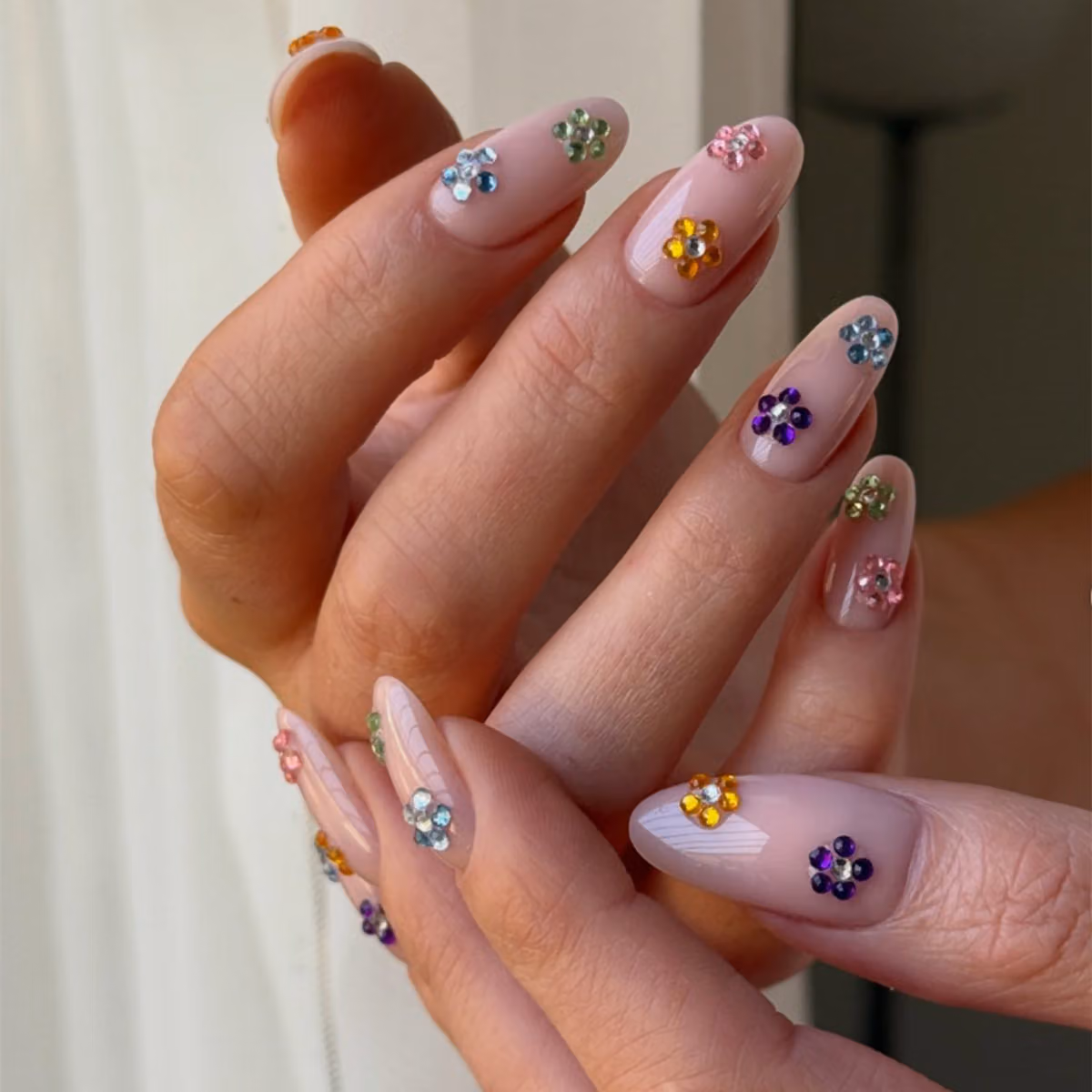 เล็บ Bedazzled เล็บประดับคริสตัลที่กลายเป็นสเตตเมนต์สาย Maximalist