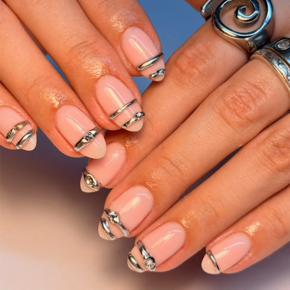 เล็บ Bedazzled เล็บประดับคริสตัลที่กลายเป็นสเตตเมนต์สาย Maximalist