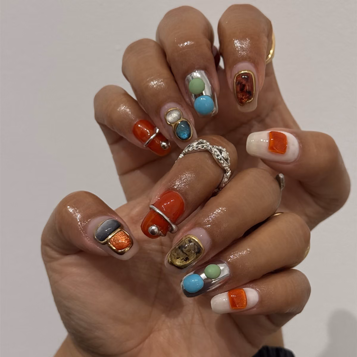 เล็บ Bedazzled เล็บประดับคริสตัลที่กลายเป็นสเตตเมนต์สาย Maximalist