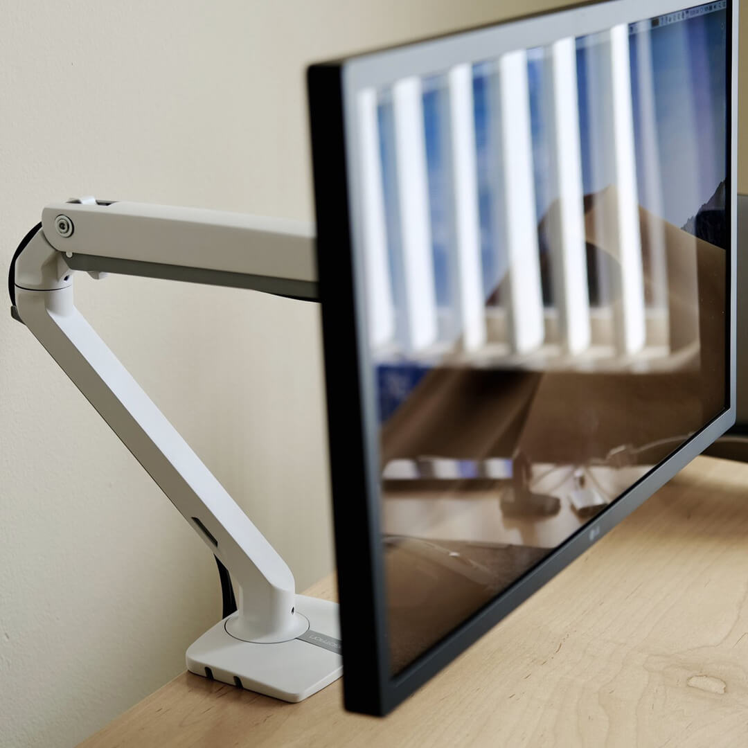 แขนจับจอหนักสำหรับโต๊ะยืน ทำไม Ergotron ถึงคุ้มกับจอ Ultrawide