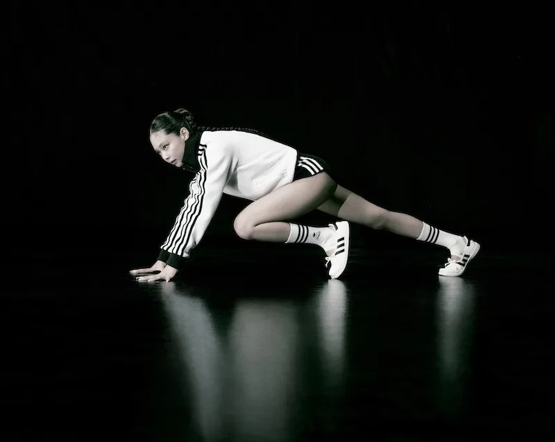 เมื่อบัลเลต์คอร์เจอสนีกเกอร์: เจนนี่ x Adidas พลิกภาพความเป็นหญิงในสปอร์ตแวร์
