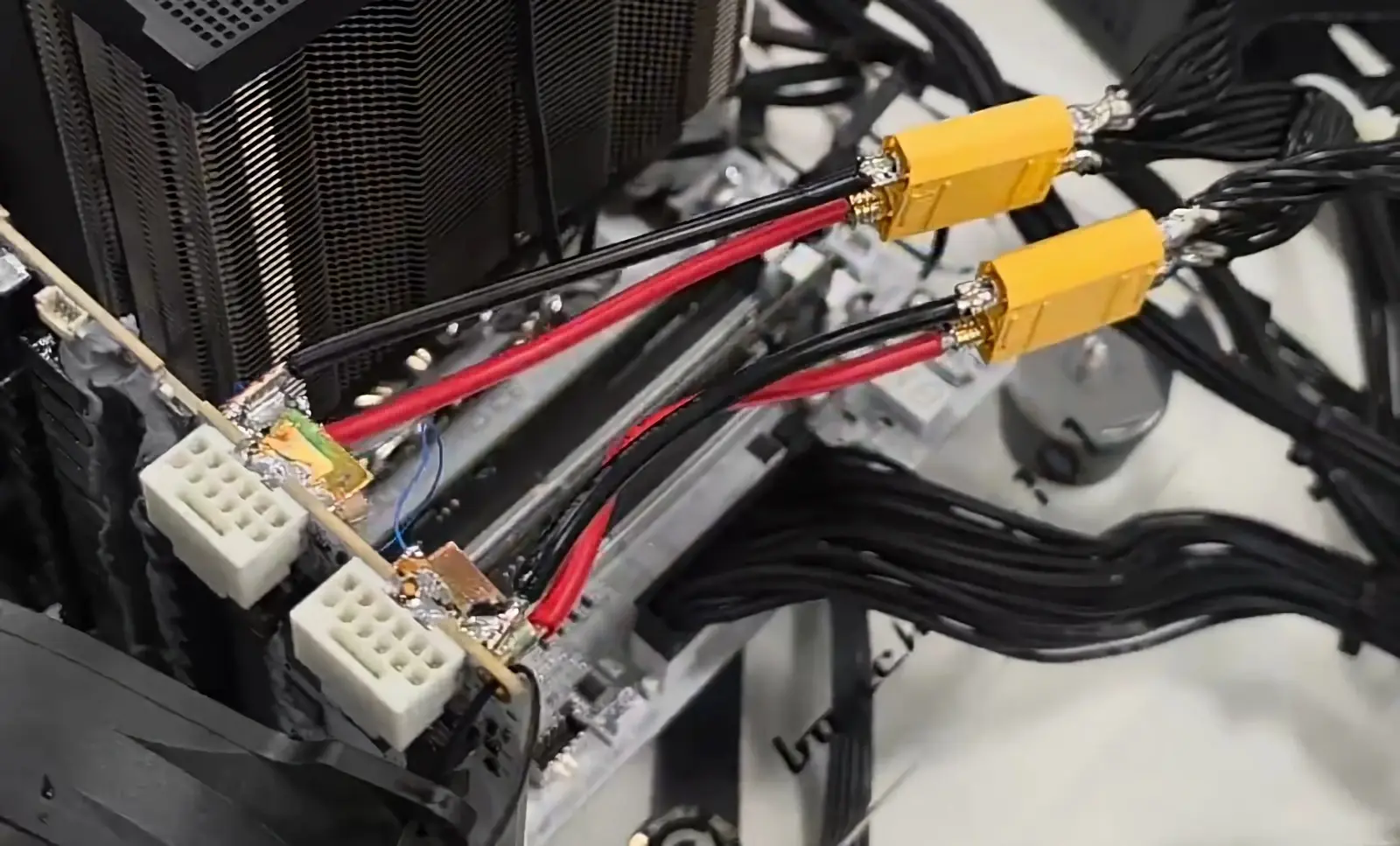 สายไฟบัดกรีตรงสู่ RTX 5090 เมื่อคนม็อดกล้ากว่าหัวต่อ