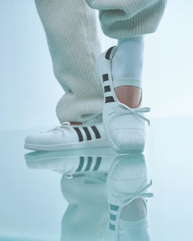 เมื่อรองเท้าบัลเลต์พบสนีกเกอร์: JENNIE พลิกโฉม adidas Superstar สู่แฟชั่นบัลเลต์คอร์