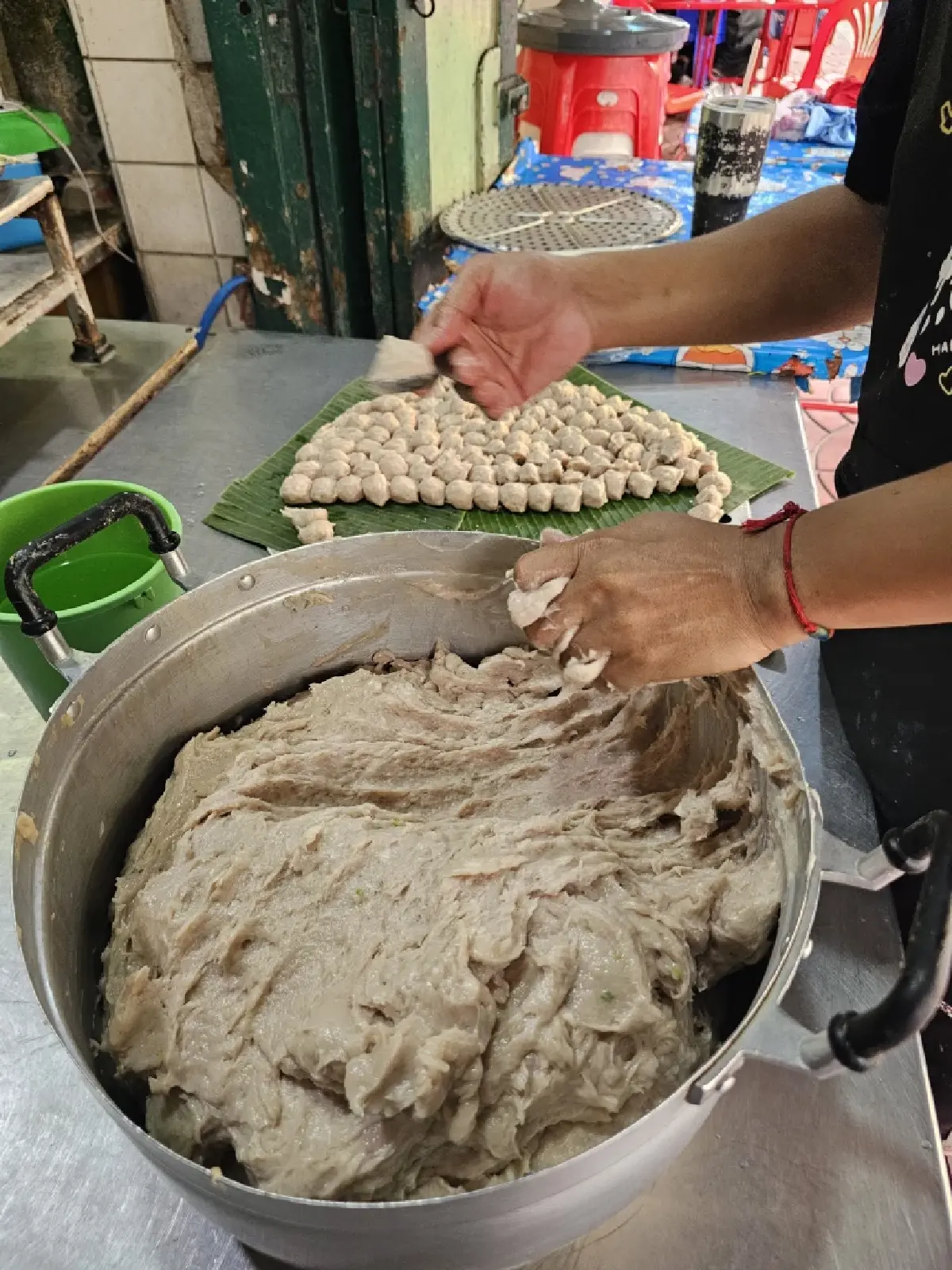 เมื่อร้านอาหารริมถนนตำนานปิดประตู มรดกรสชาติที่หายไปจากย่าน