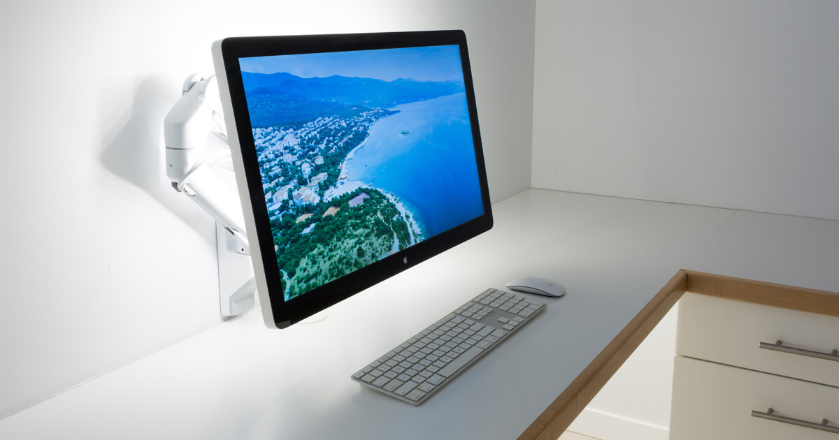 โต๊ะปรับความสูงคู่กับ Monitor Arm หนักๆ เซ็ตอัพที่เอาอยู่แม้จอ Ultrawide