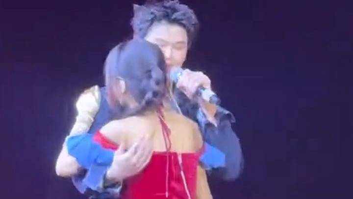 เมื่อเพื่อนศิลปินร้องเพลงช่วย กลายเป็นโมเมนต์เวทีประทับใจที่ไม่มีสคริปต์