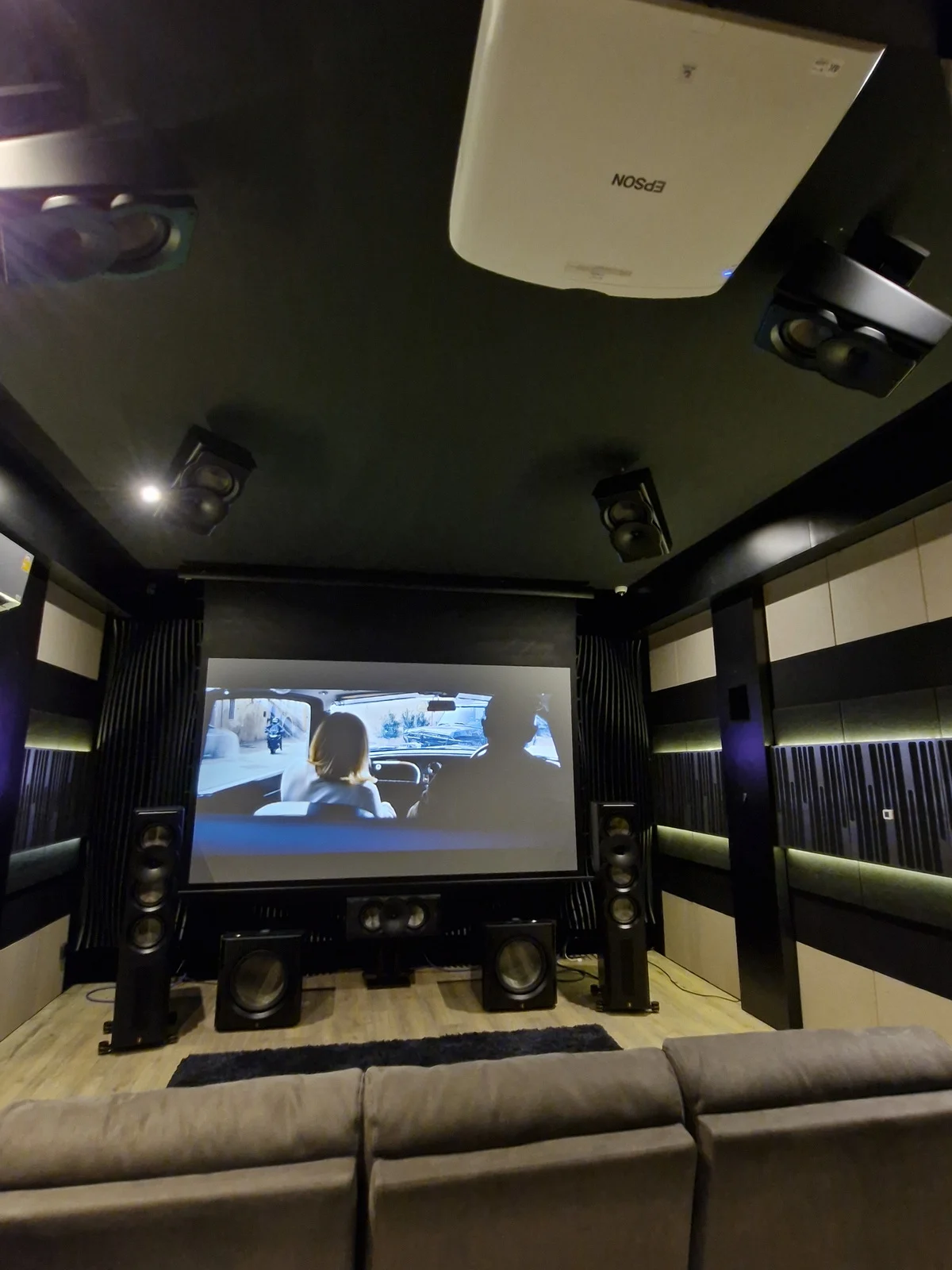 โปรเจคเตอร์ 4K เลเซอร์พรีเมียม เปลี่ยนห้องนั่งเล่นเป็นโฮมเธียเตอร์