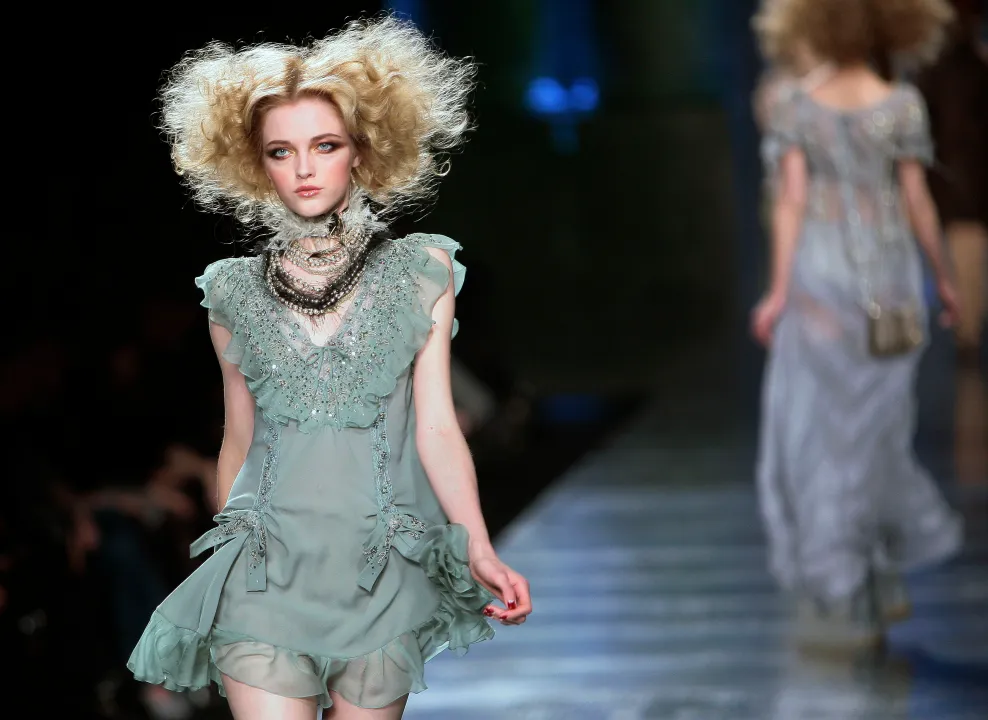 เมื่อแฟชั่นต้องรับผิดชอบ อดีตของ John Galliano สั่นคลอนพิพิธภัณฑ์และ Met Gala