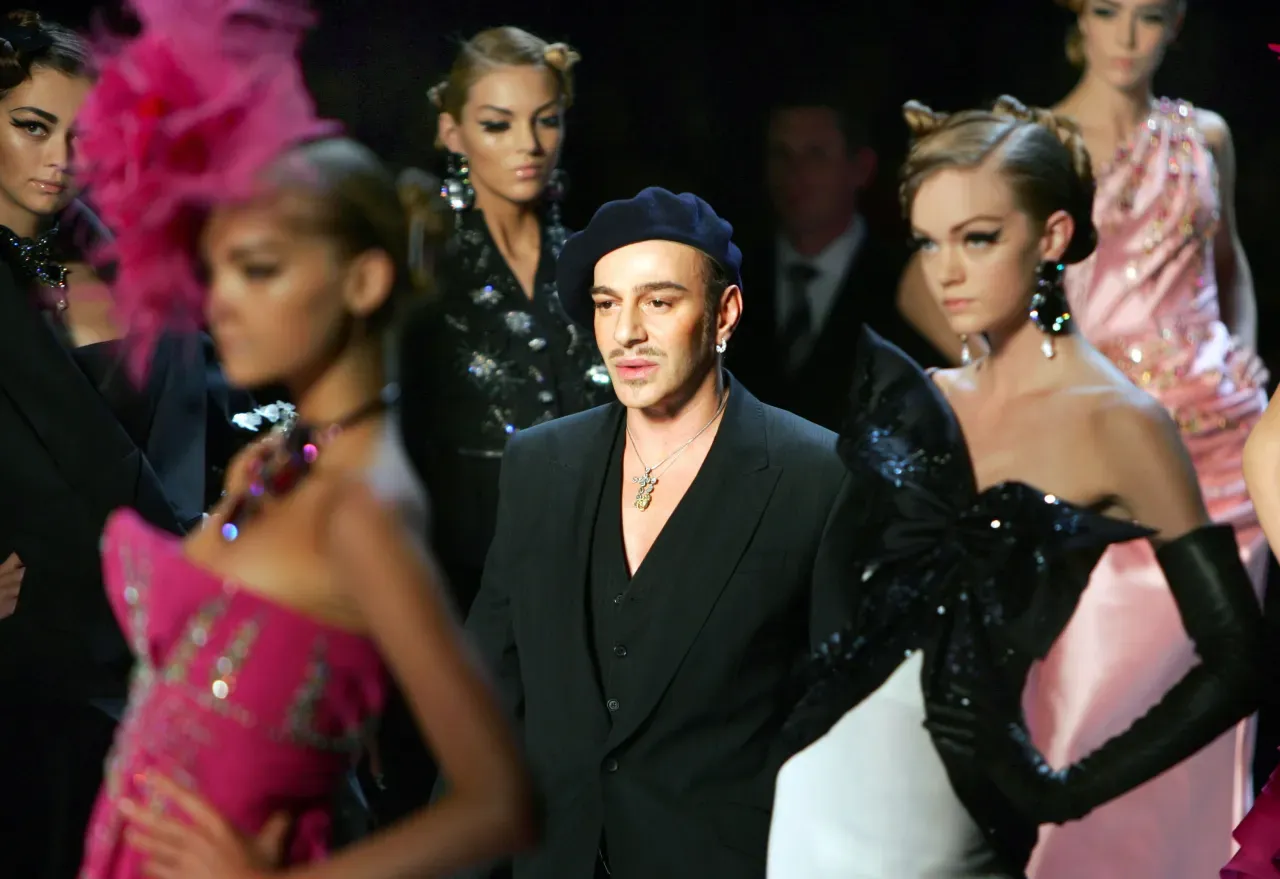 เมื่อแฟชั่นต้องรับผิดชอบ อดีตของ John Galliano สั่นคลอนพิพิธภัณฑ์และ Met Gala