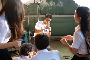 จากคลาสเรียนสู่บิลบอร์ด การถ่ายภาพมือถือที่เปลี่ยนครีเอเตอร์รุ่นใหม่ให้เป็นศิลปินสาธารณะ