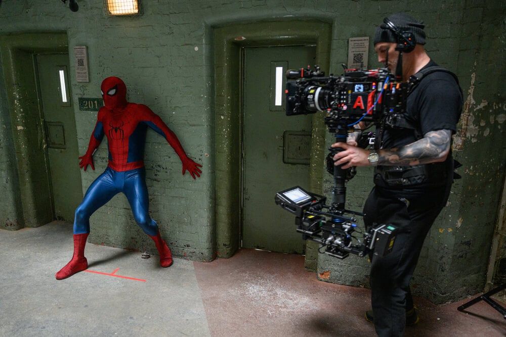 กล้องฟอร์แมตใหญ่ เลนส์กำหนดเอง และ LUT แบบคอมิกส์ใน Spider-Man: Brand New Day
