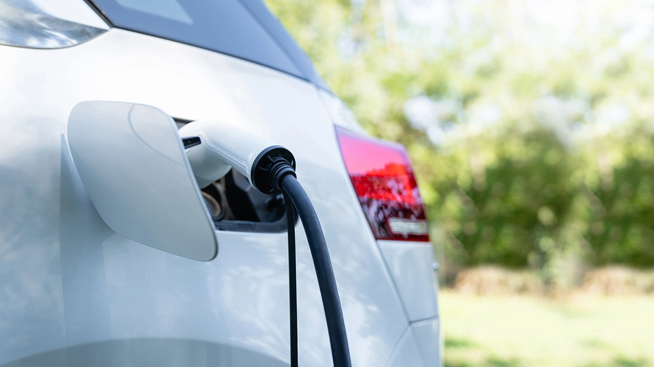 เปรียบเทียบ EV และไฮบริดยุคใหม่ แข่งกันด้วยแบตเตอรี่ ระยะวิ่ง และราคา