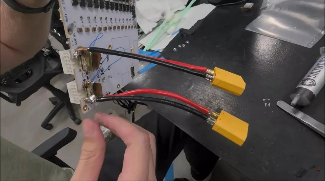 สายไฟบัดกรีตรงสู่ RTX 5090 เมื่อคนม็อดกล้ากว่าหัวต่อ