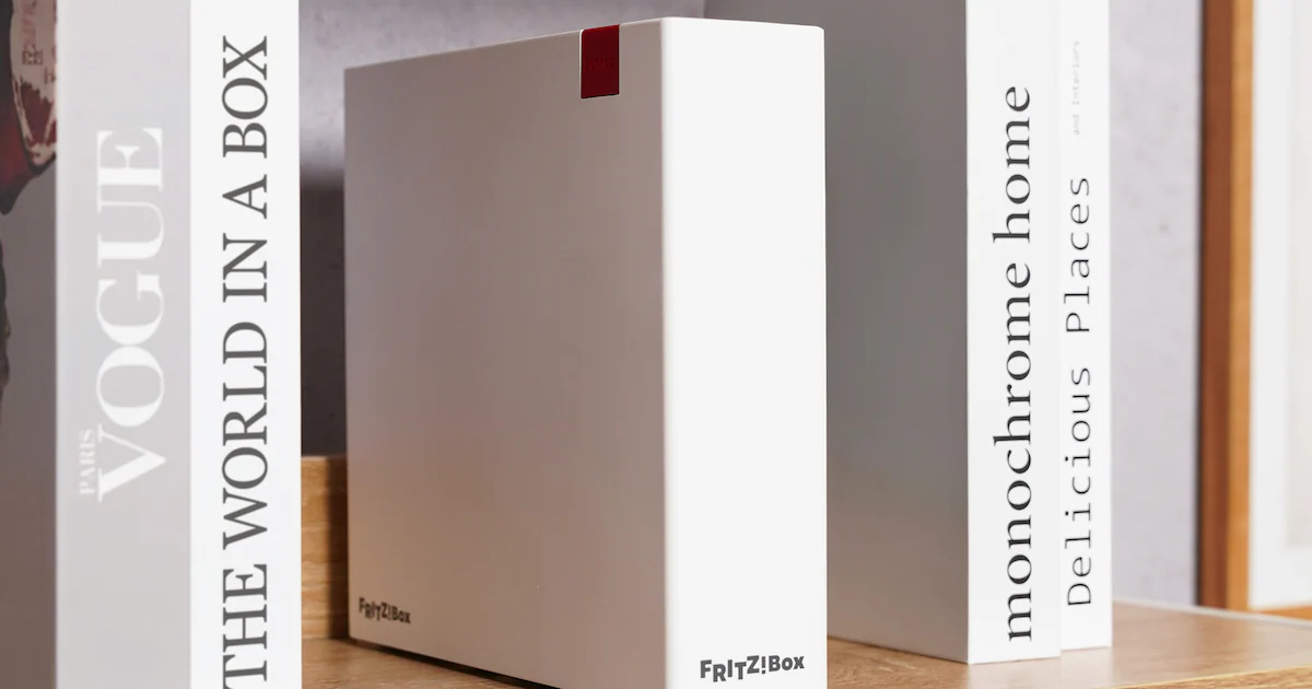 Fritz!Box DSL/Fiber 7-90 เราเตอร์ Wi-Fi 7 กล่องมินิมอลที่อยากให้วางบนชั้นหนังสือ
