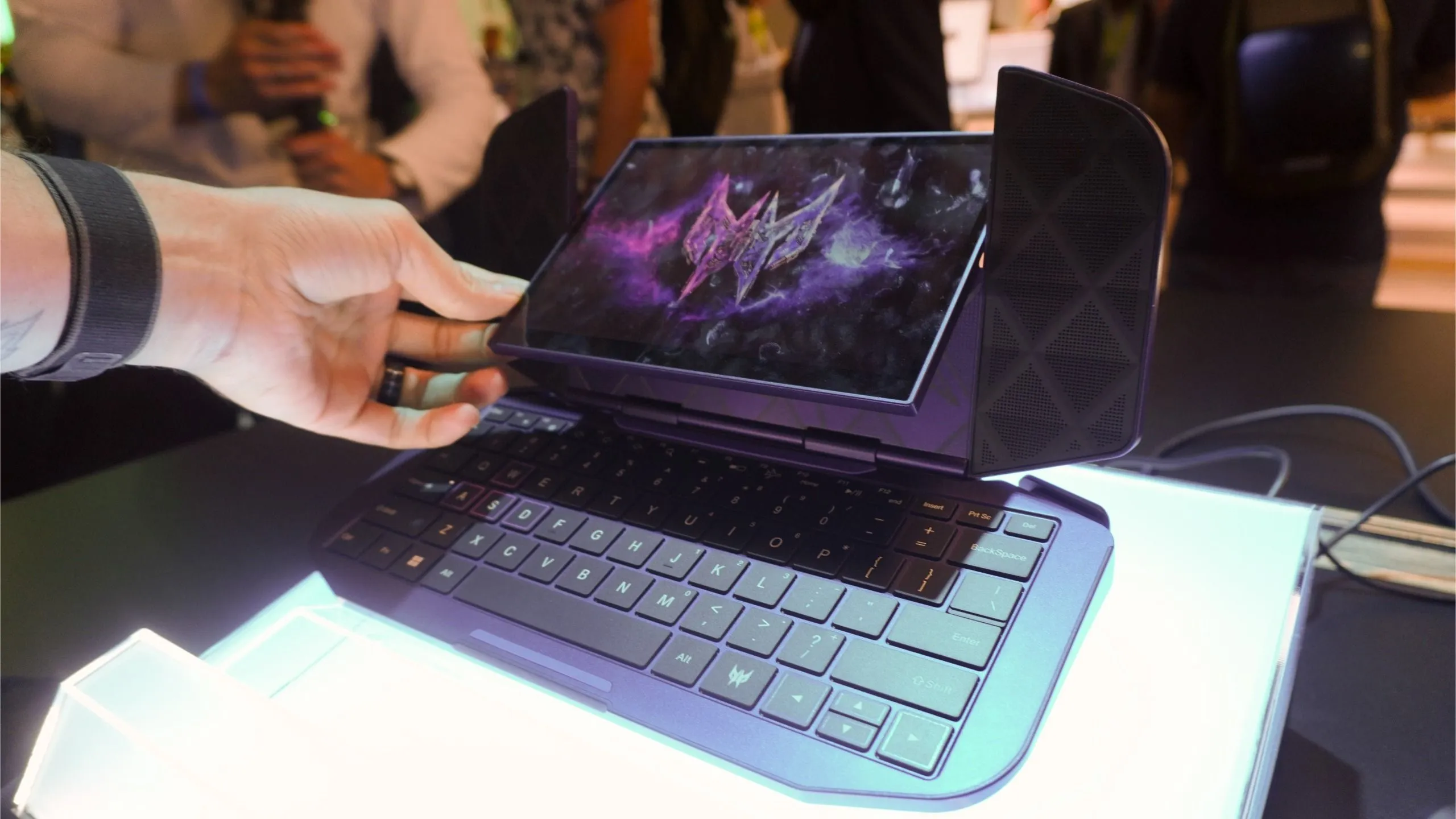 Acer DualPlay Mini เครื่องเดียวเป็นทั้งเครื่องเกมและมินิแล็ปท็อป