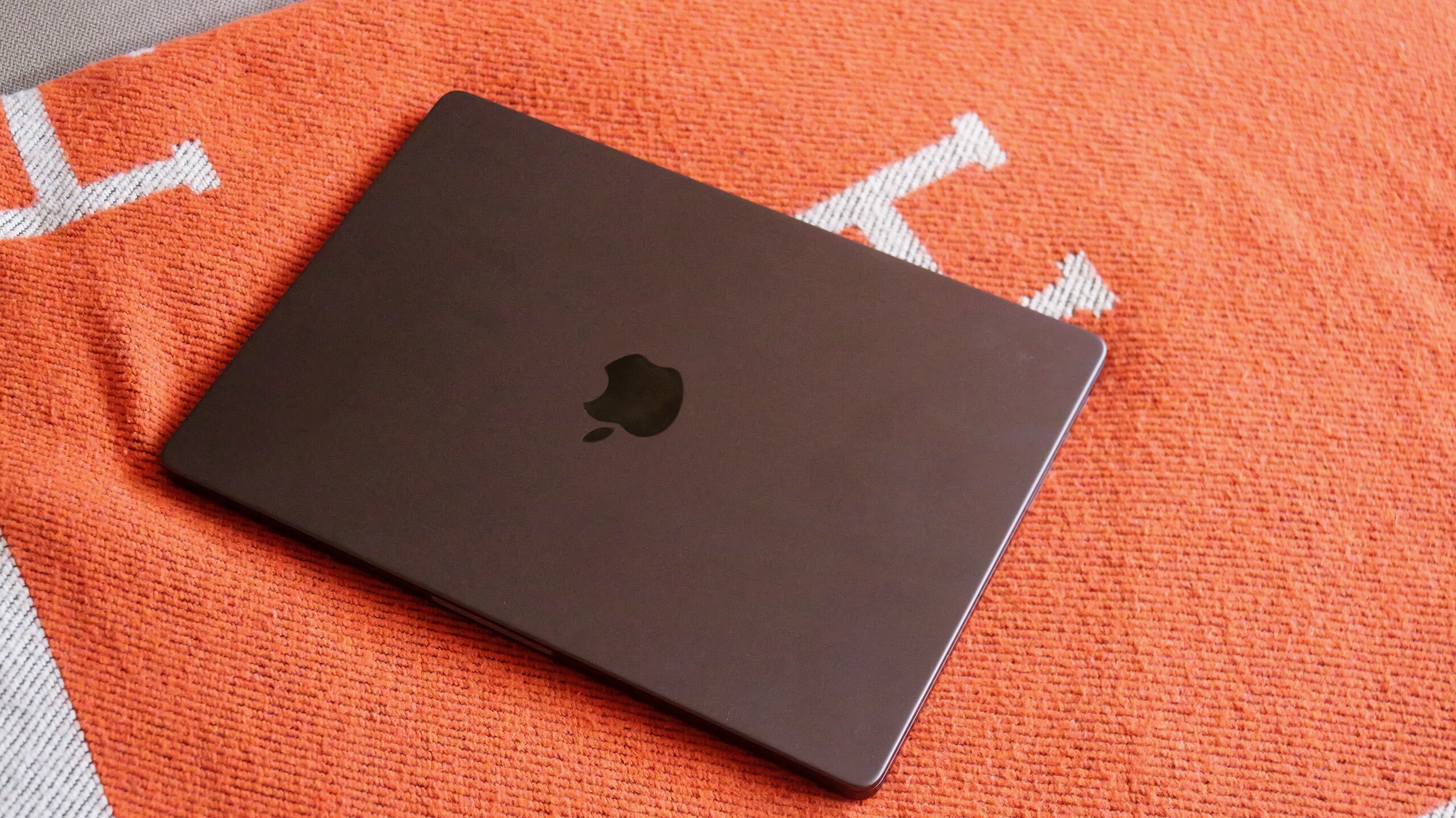 Apple พับโครงการ MacBook จอพับได้ แต่เดินหน้าเต็มสูบกับ Apple OLED MacBook