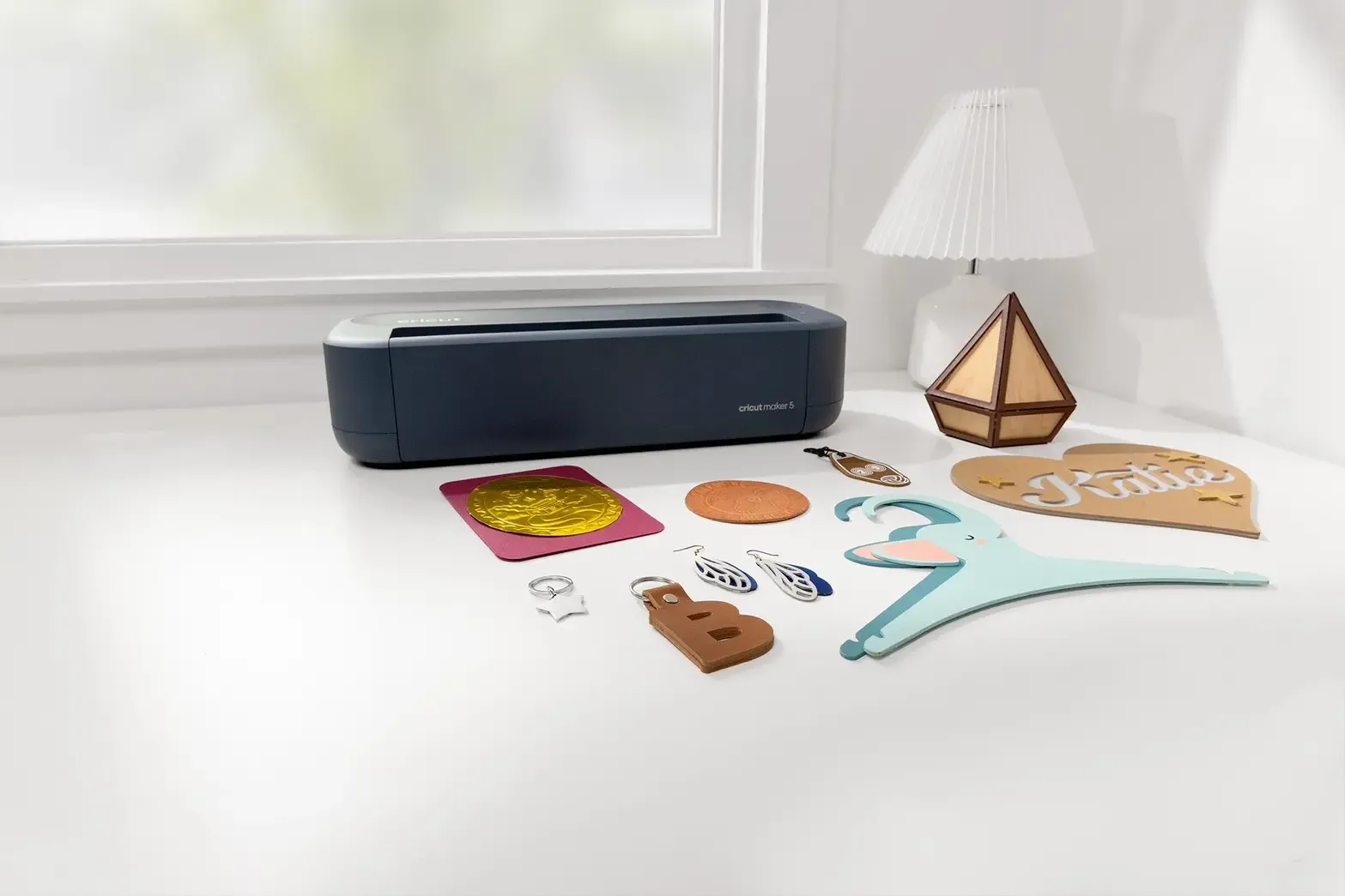 เครื่องตัดอัจฉริยะ Cricut Maker 5 เปลี่ยนโต๊ะกินข้าวให้เป็นสตูดิโอครอบครัว