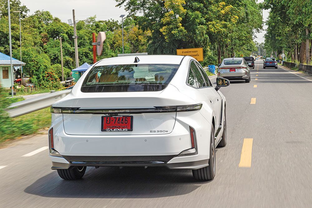 รีวิว Lexus ES 350e ไฮบริดซีดานหรูไฟฟ้า ขับสบายแต่ยังมีฟีลสปอร์ต
