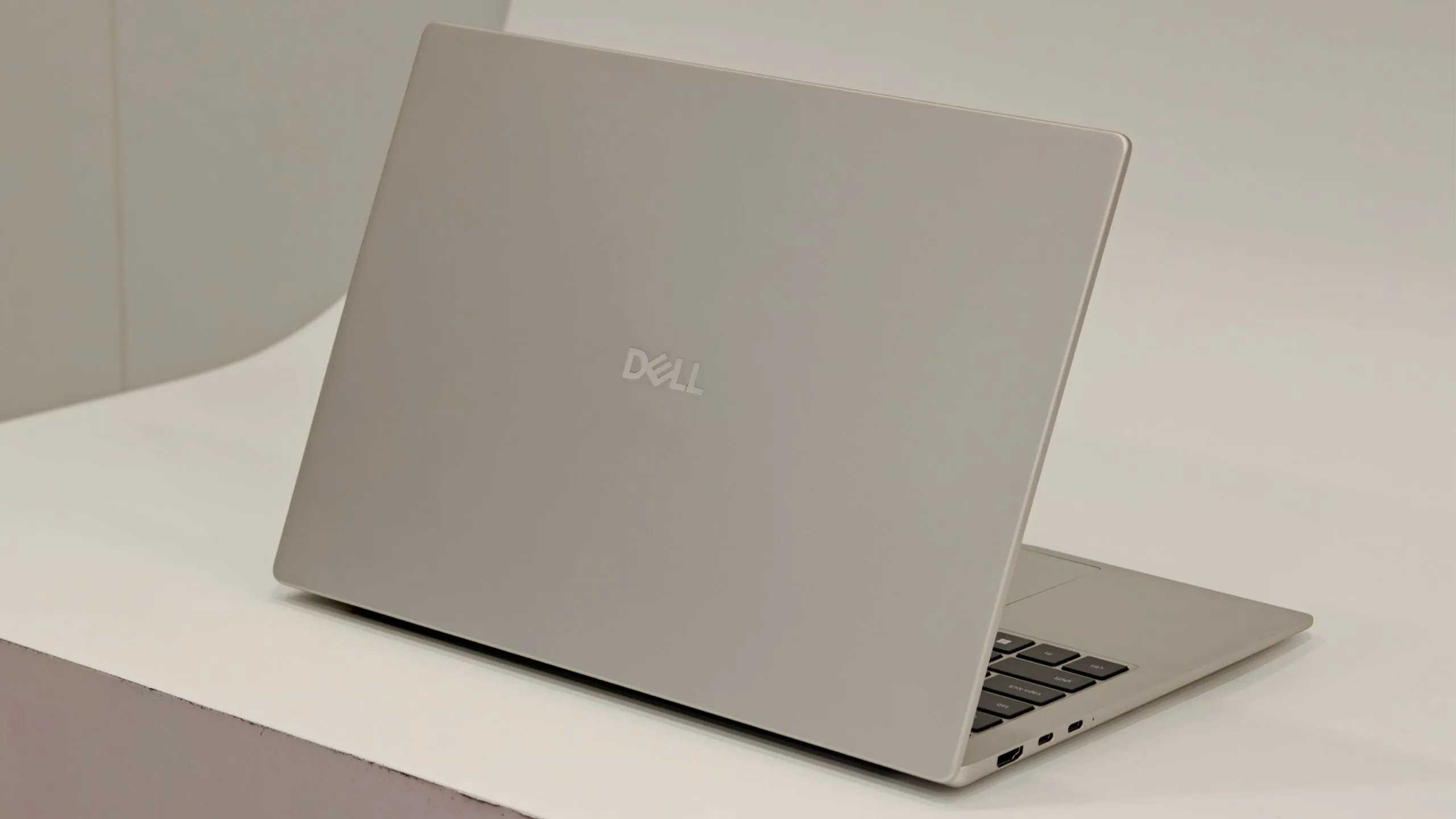 Dell 14S vs MacBook Neo อัลตร้าบุ๊กตัวไหนคุ้มกว่าเรื่องพกพาและประสิทธิภาพ