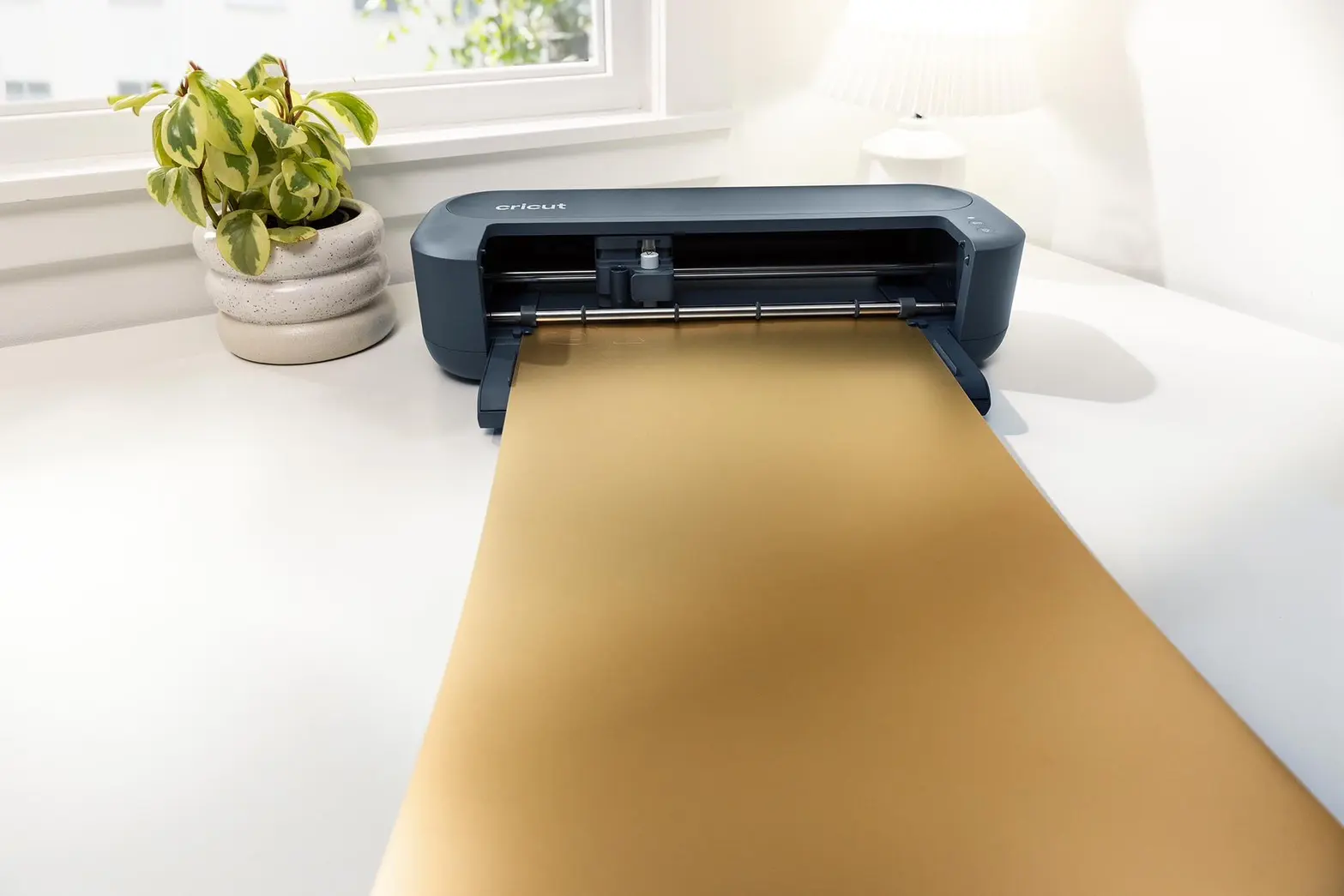 เครื่องตัดอัจฉริยะ Cricut Maker 5 เปลี่ยนโต๊ะกินข้าวให้เป็นสตูดิโอครอบครัว
