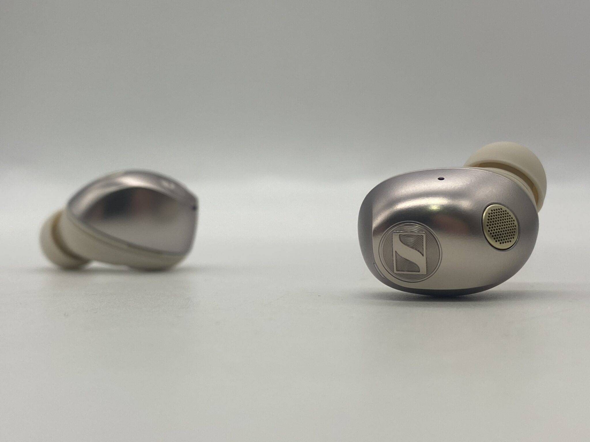 Sennheiser Momentum True Wireless 5 vs Sony WF-1000XM6 ศึกหูฟังไร้สายพรีเมียมสายเสียงดีและฟีเจอร์จัดเต็ม