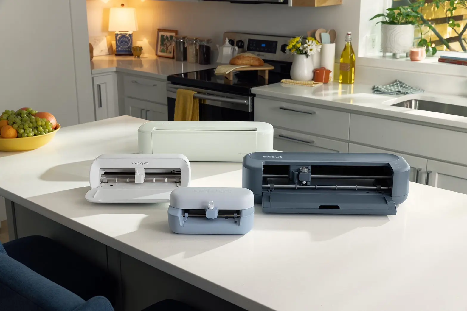 เครื่องตัดอัจฉริยะ Cricut Maker 5 เปลี่ยนโต๊ะกินข้าวให้เป็นสตูดิโอครอบครัว
