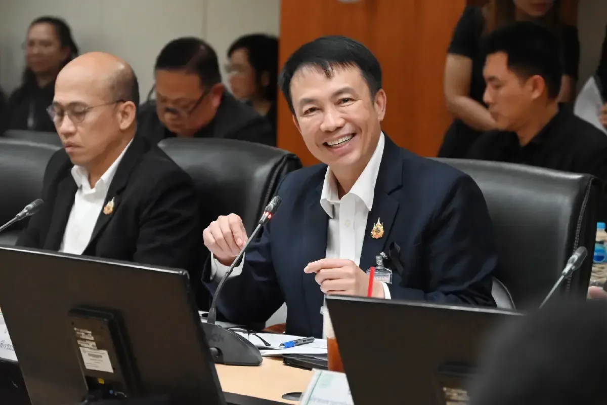 รัฐจับมือสหกรณ์และธนาคาร อุ้มหนี้สินครูทั้งระบบ ลดดอกเบี้ย คุมหนี้ใหม่
