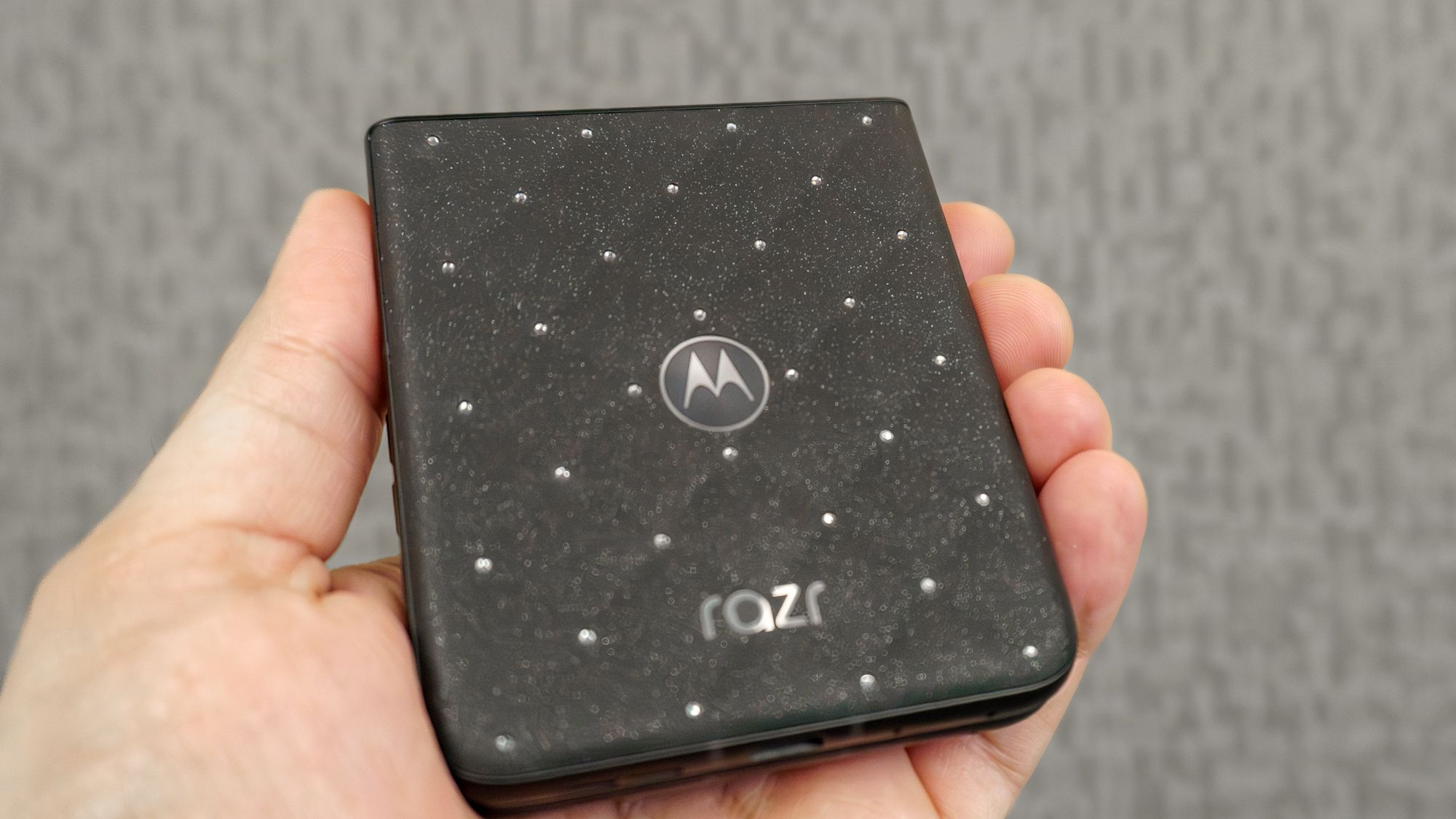 Motorola Razr Swarovski Crystal Edition หรูหราพร้อมพับได้ใช้งานจริง