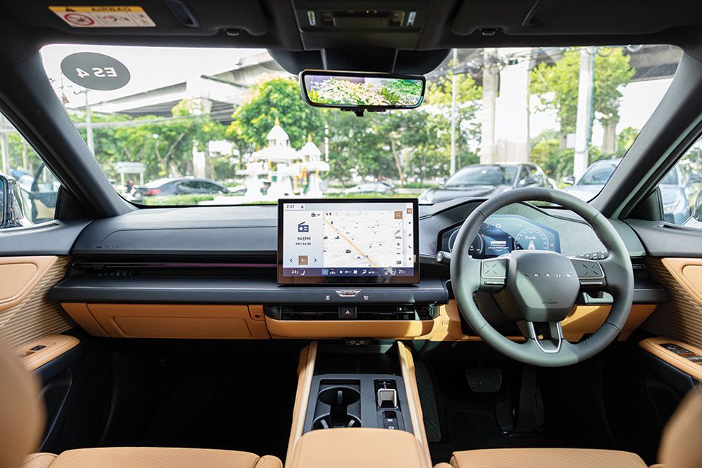 รีวิว Lexus ES 350e ไฮบริดซีดานหรูไฟฟ้า ขับสบายแต่ยังมีฟีลสปอร์ต
