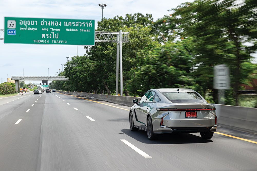 รีวิว Lexus ES 350e ไฮบริดซีดานหรูไฟฟ้า ขับสบายแต่ยังมีฟีลสปอร์ต