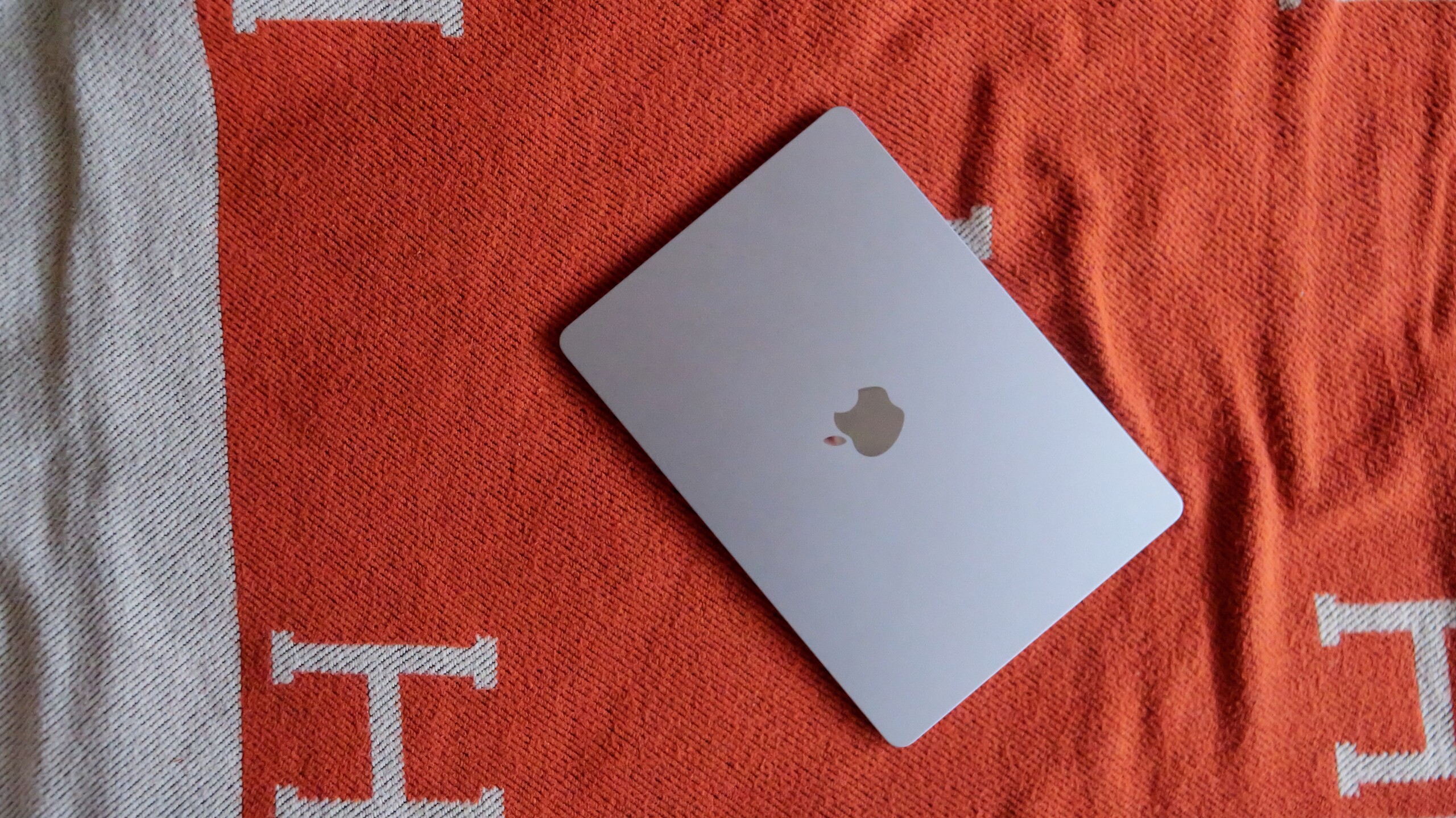 MacBook OLED 13.8 นิ้ว สายกลางใหม่ระหว่าง Air และ Pro
