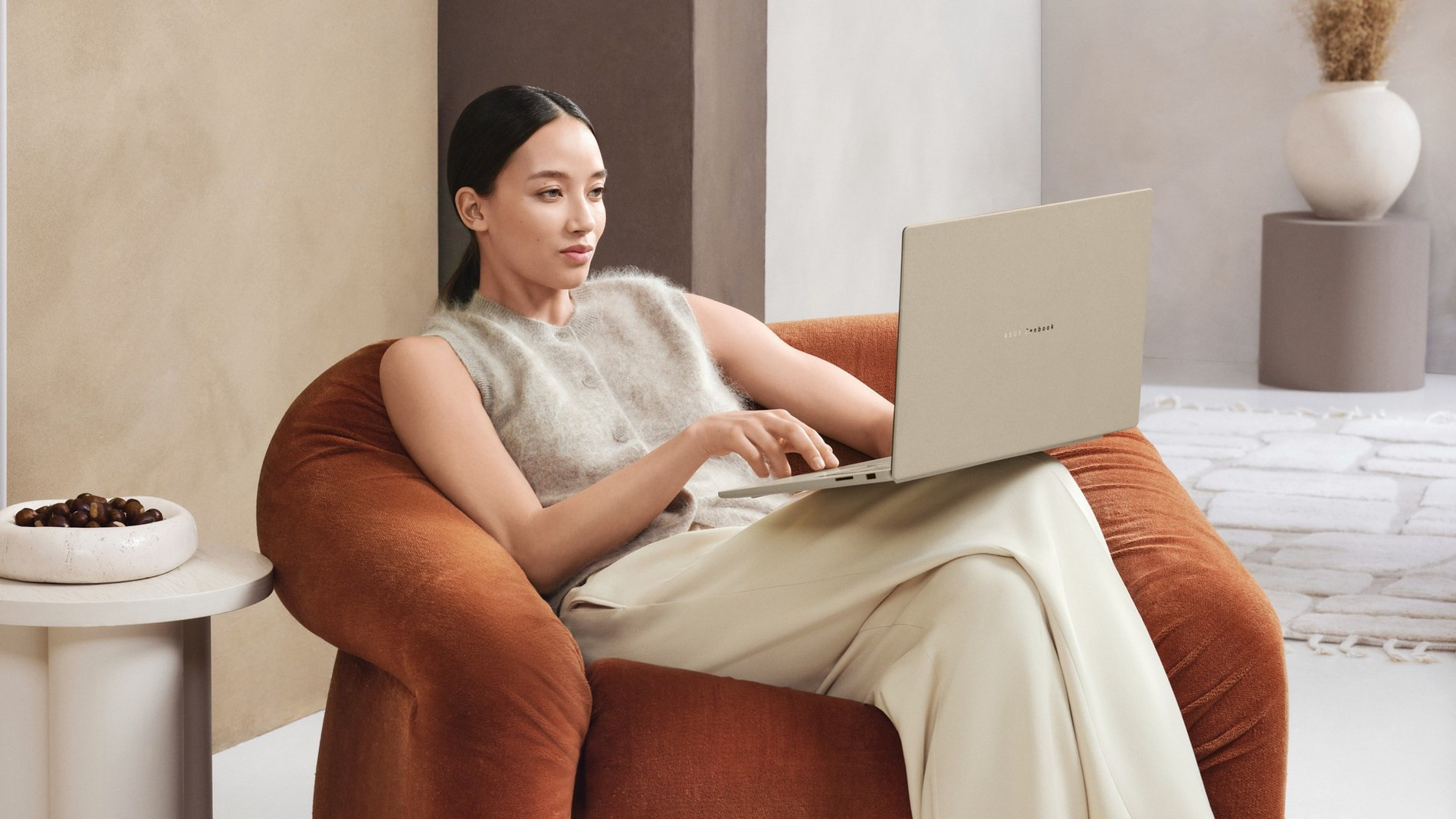 Ultralight OLED Laptops กับชิป AI ทางเลือกใหม่ของสายทำงานเคลื่อนที่