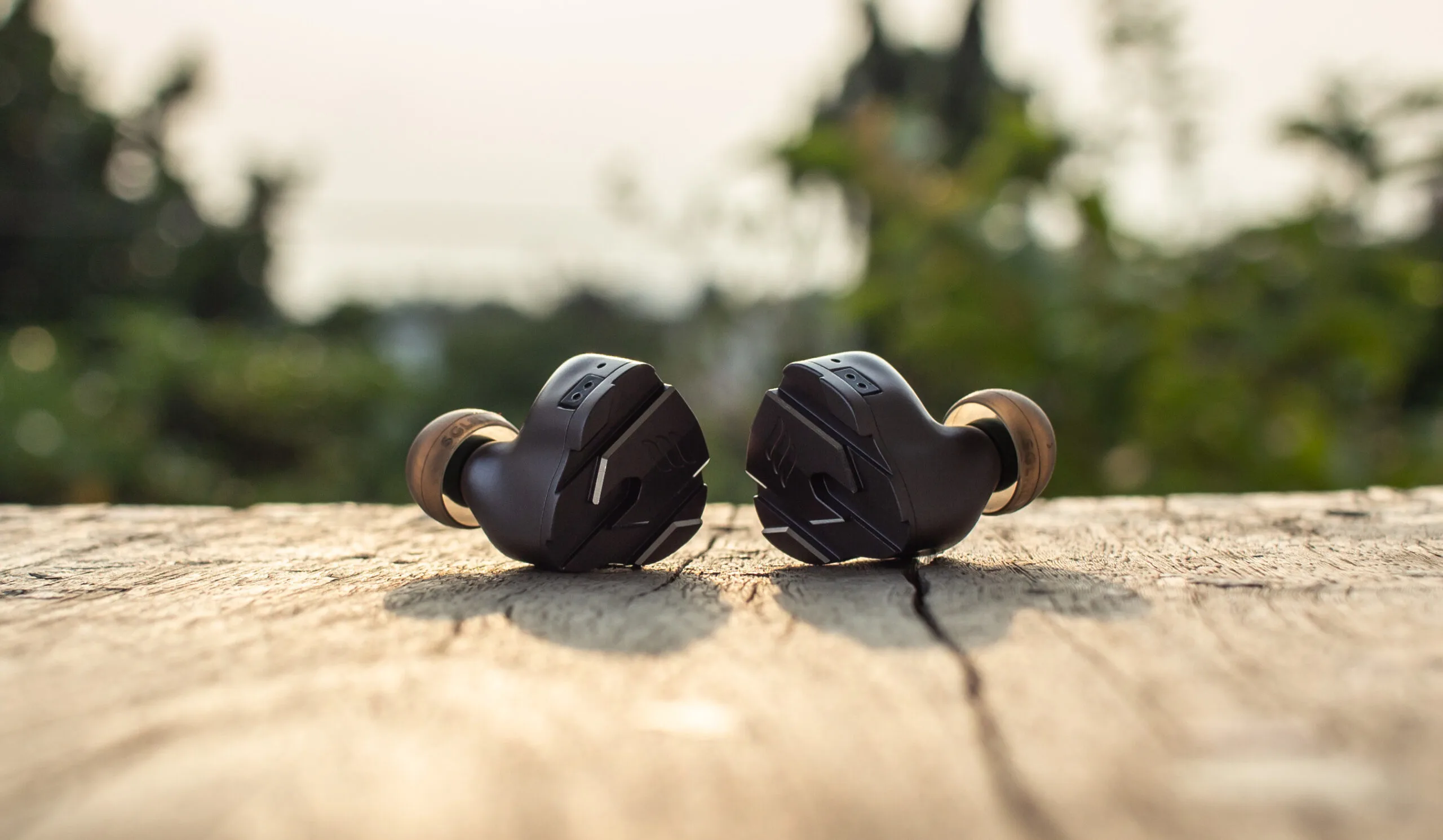 เปรียบเทียบหูฟัง IEM Tribrid 9 ไดรเวอร์ Astell & Kern Clarus กับงานออกแบบระดับเรือธง