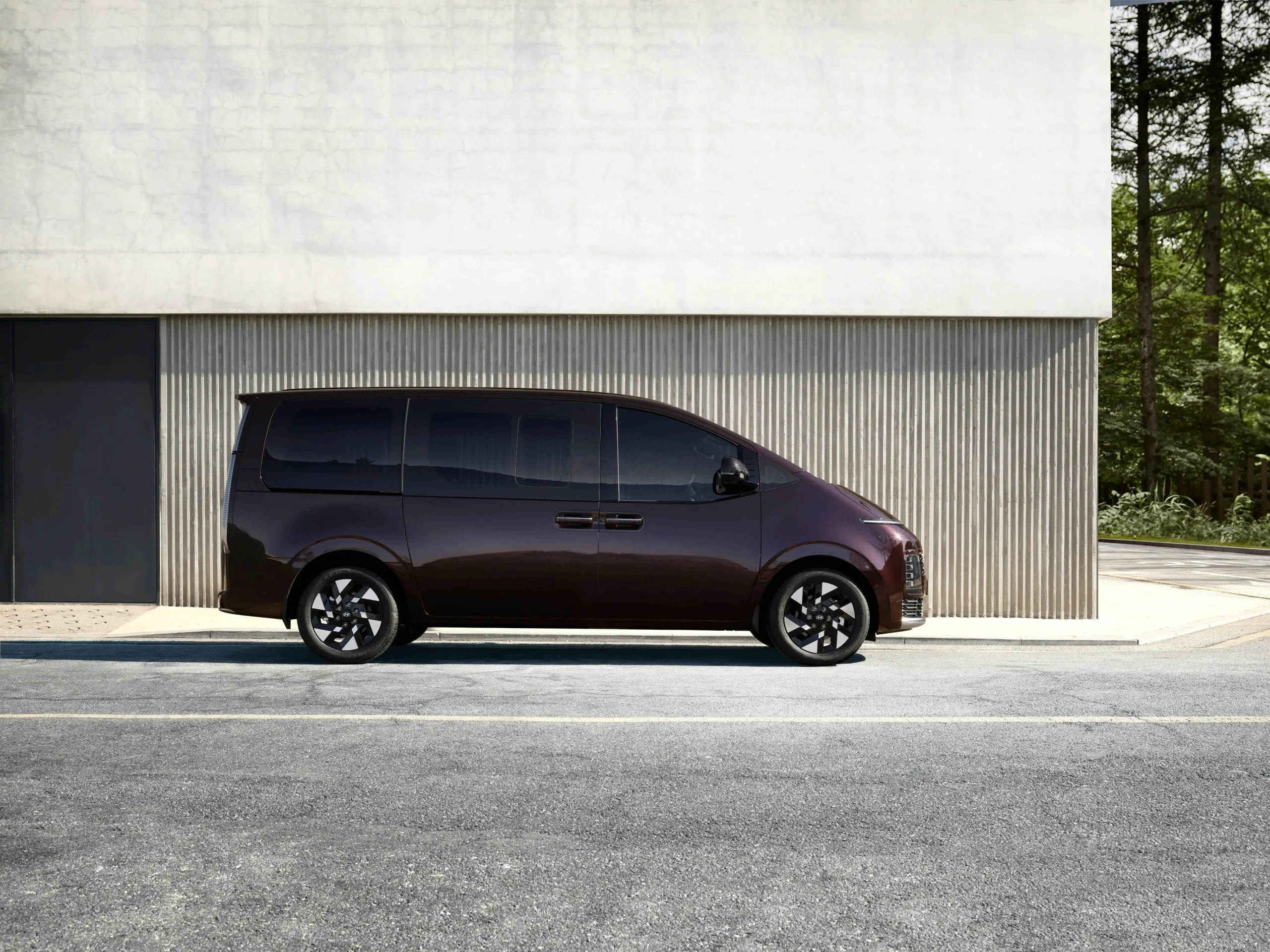 Hyundai STARIA Hybrid ไฮบริด MPV 11 ที่นั่งเขย่าตลาดรถครอบครัว