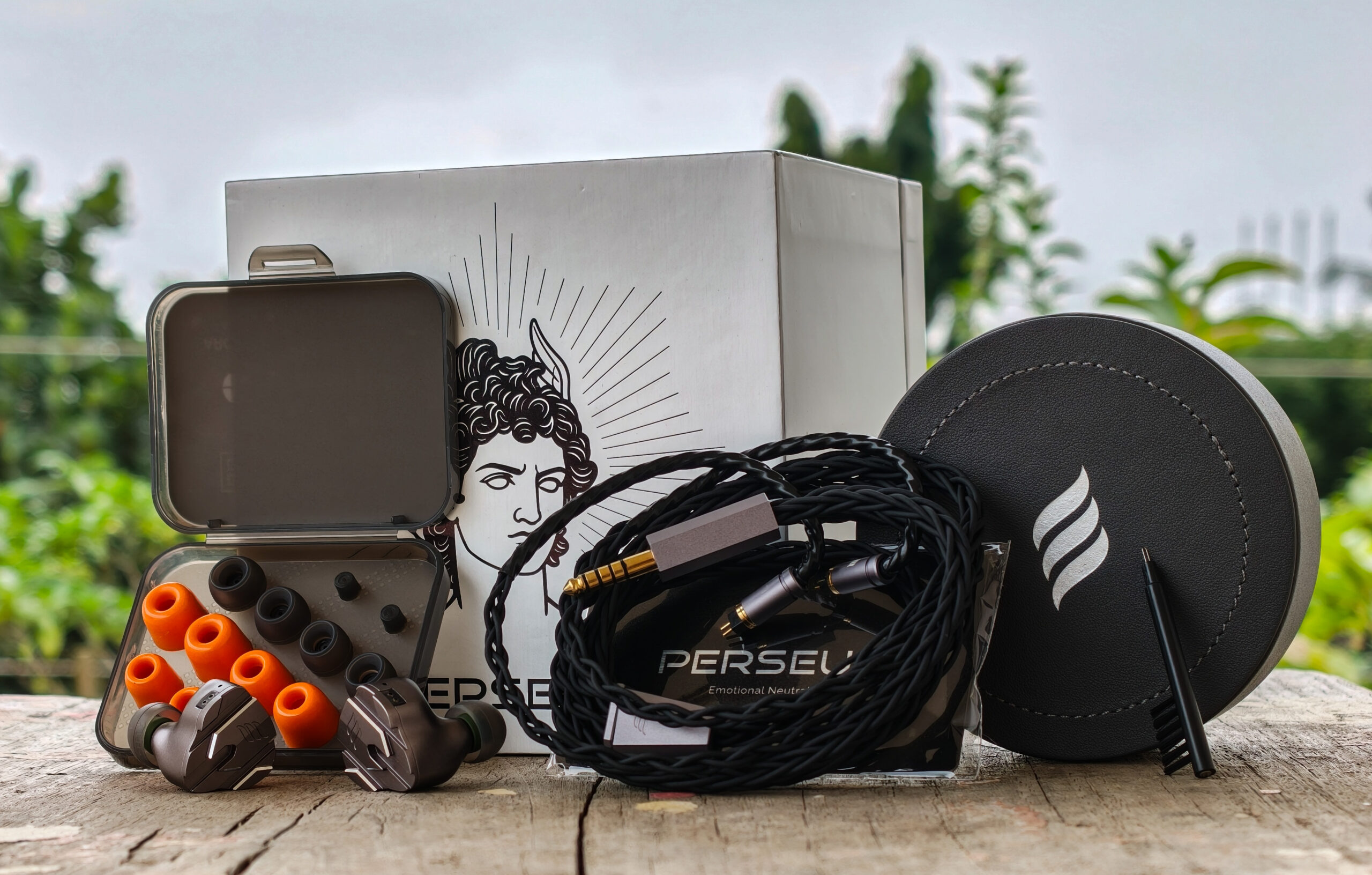 เปรียบเทียบหูฟัง IEM Tribrid 9 ไดรเวอร์ Astell & Kern Clarus กับงานออกแบบระดับเรือธง