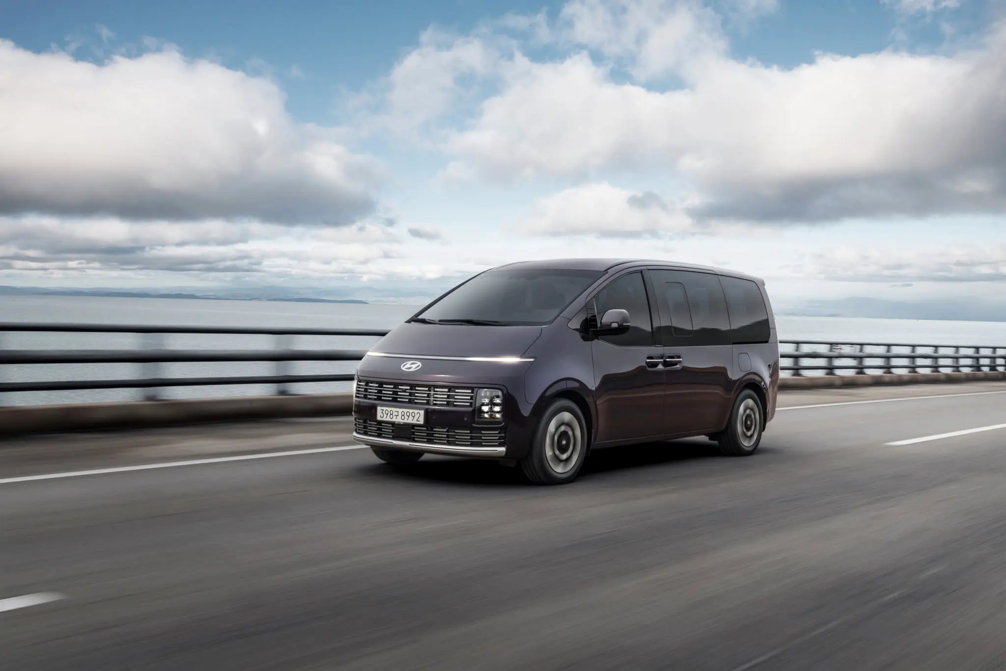 ไฮบริด MPV 11 ที่นั่ง คันแรกเขย่าตลาดครอบครัวใหญ่ ด้วย Hyundai STARIA Hybrid