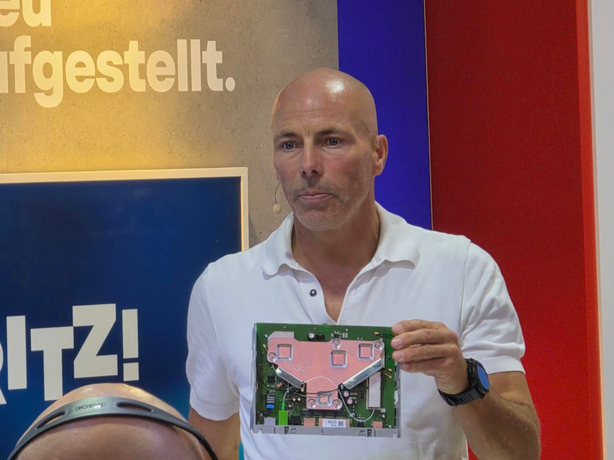 Fritz!Box DSL/Fiber 7-90 เราเตอร์ Wi-Fi 7 กล่องมินิมอลที่อยากให้วางบนชั้นหนังสือ