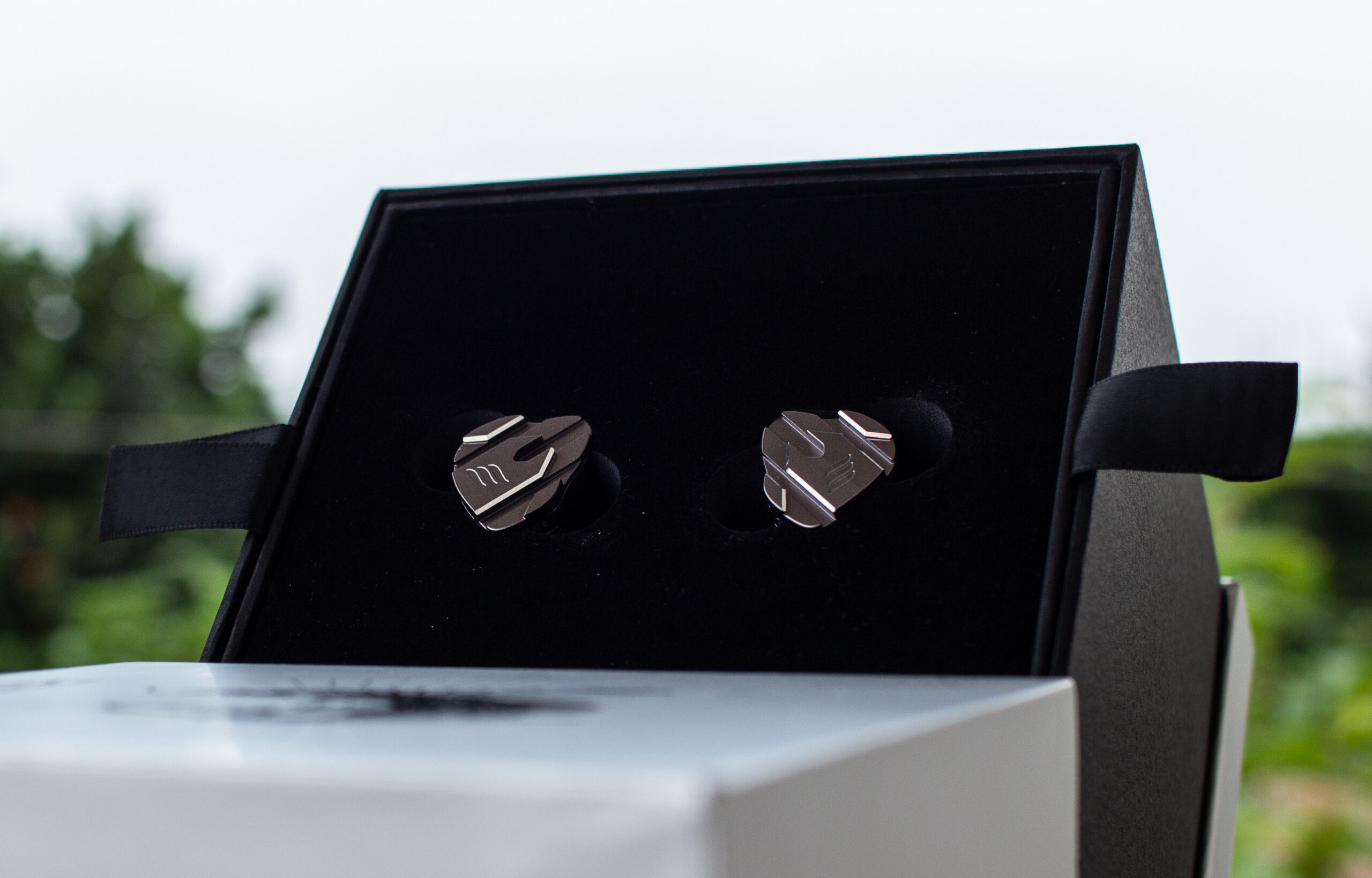 เปรียบเทียบหูฟัง IEM Tribrid 9 ไดรเวอร์ Astell & Kern Clarus กับงานออกแบบระดับเรือธง