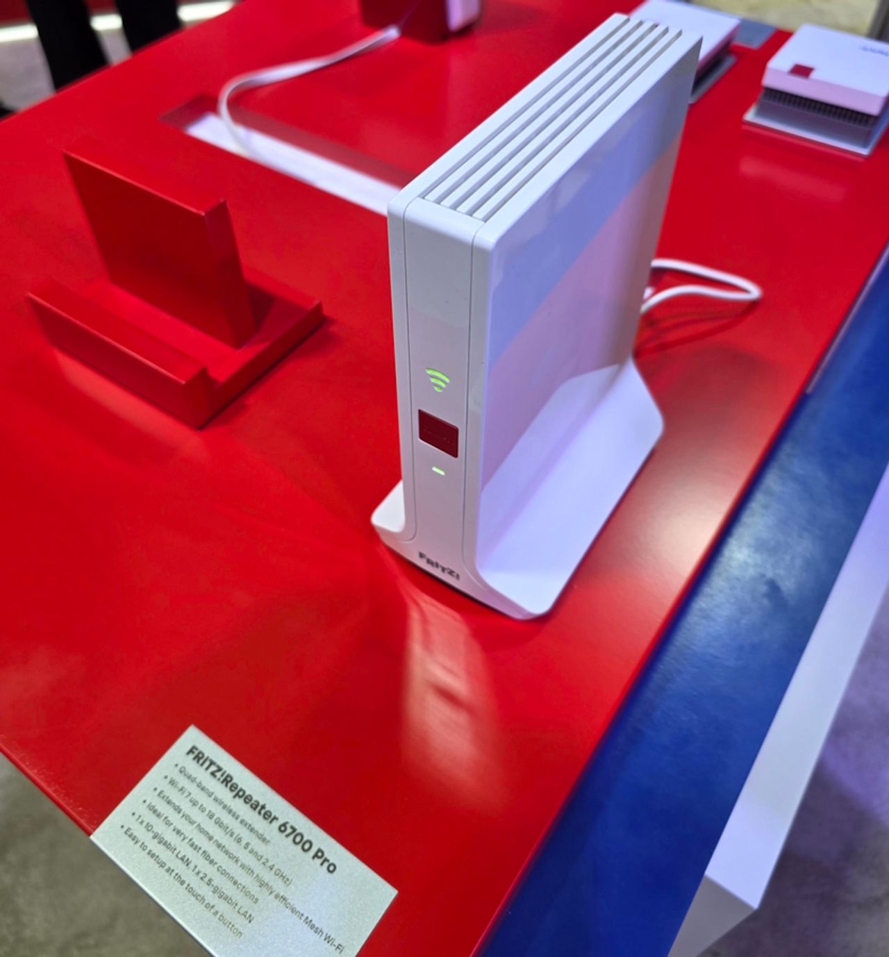 Fritz!Box DSL/Fiber 7-90 เราเตอร์ Wi-Fi 7 กล่องมินิมอลที่อยากให้วางบนชั้นหนังสือ