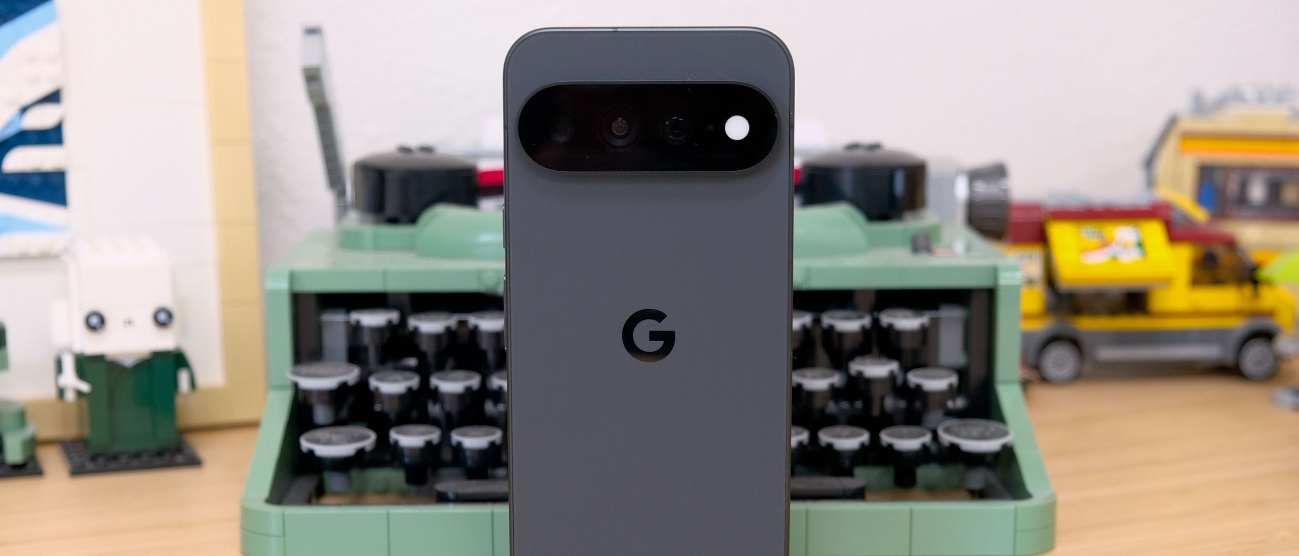 Pixel 11 Pro vs iPhone 15 Pro Max เลือกรุ่นไหนคุ้มกว่ากันตอนเปิดตัว