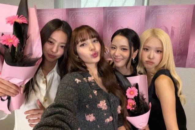 กระแสเดี่ยวของสมาชิก BLACKPINK เดือดพร้อมกัน เจนนี่ ลิซ่า จีซู เร่งสร้างตัวตนใหม่