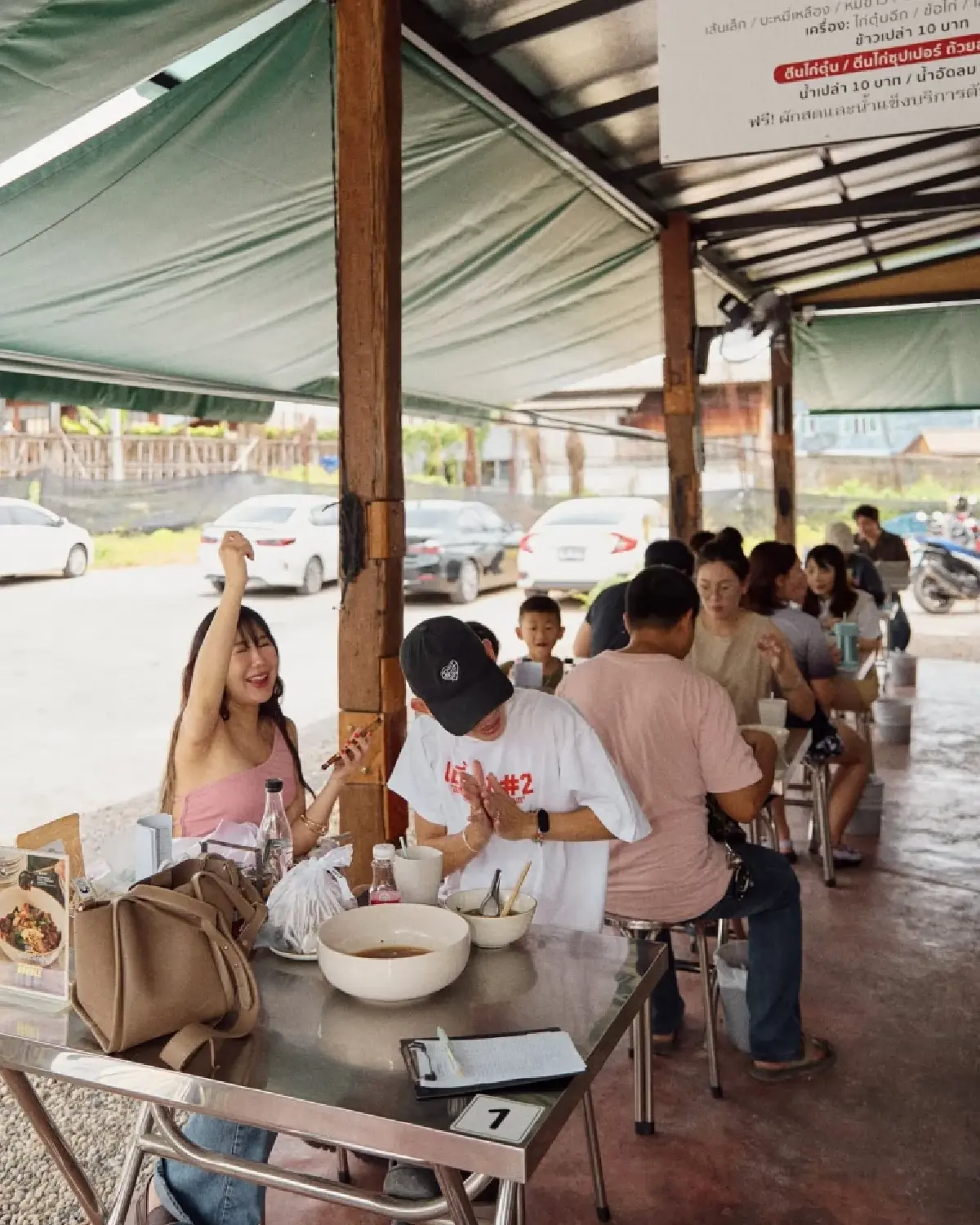 จากก๋วยเตี๋ยวไก่ไวรัลสู่การขยายร้านอาหารริมถนน