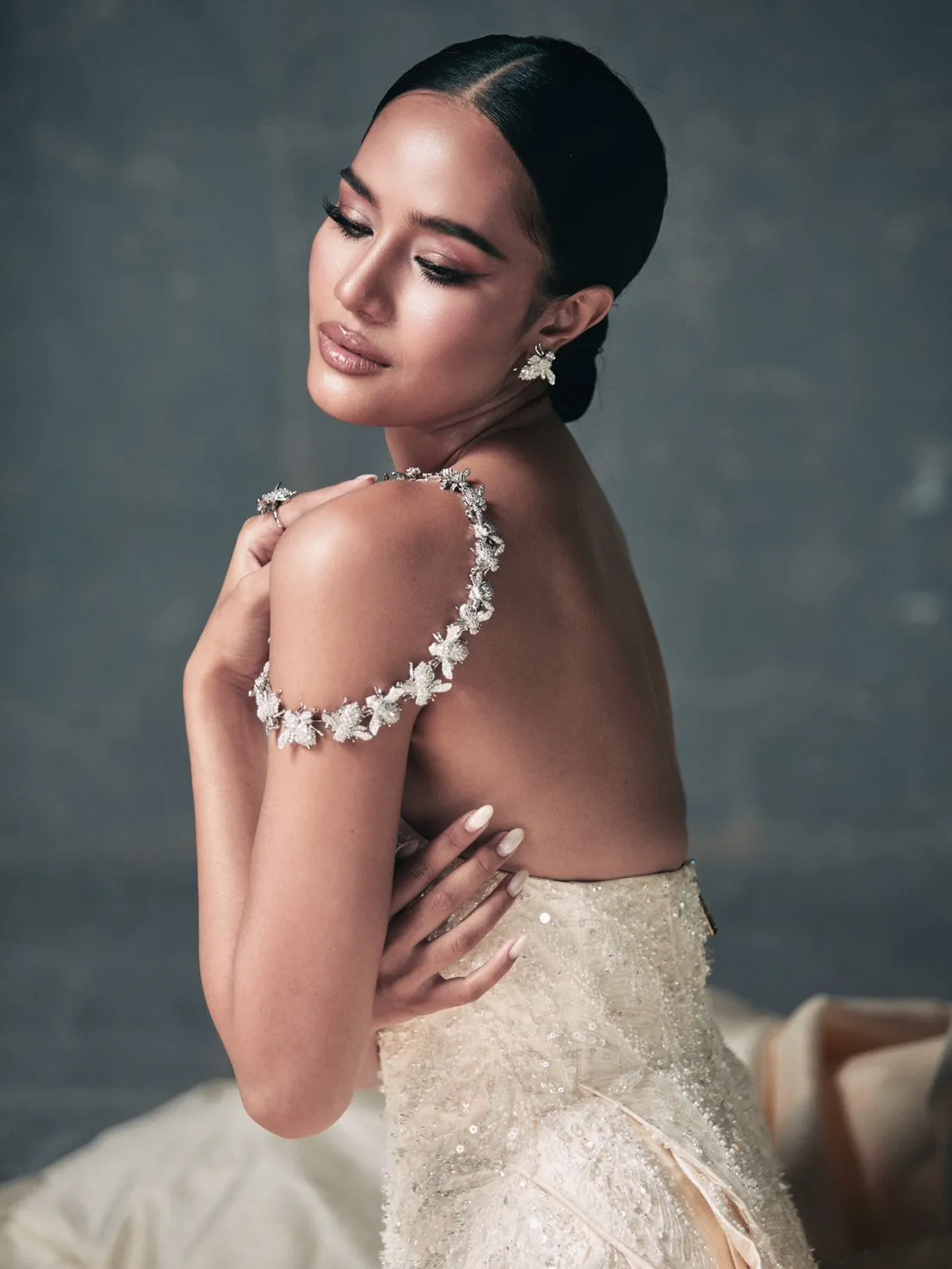 Inside the Farewell Gown เมื่อชุดราตรีสั่งตัดปิดฉากมงกุฎโลก
